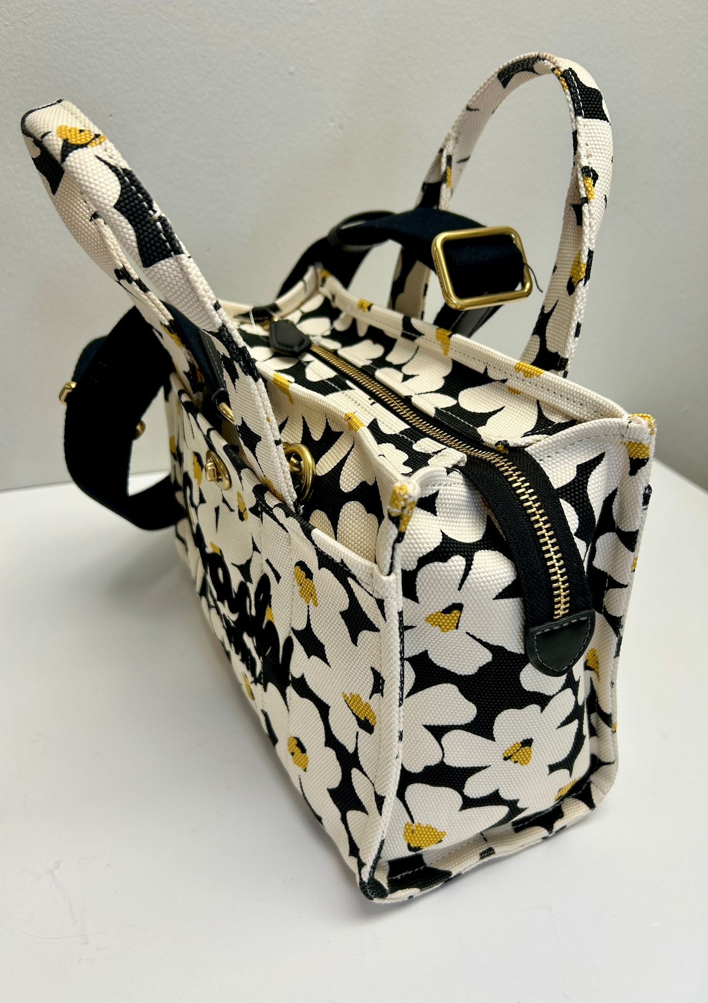 Coach Cargo Tote whit floral print