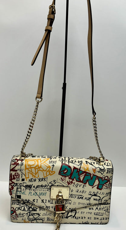 Bolso de hombro con correa de cadena y logotipo de grafiti de cuero Elissa de DKNY