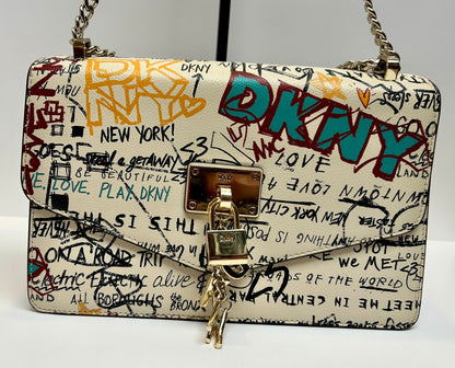 Bolso de hombro con correa de cadena y logotipo de grafiti de cuero Elissa de DKNY