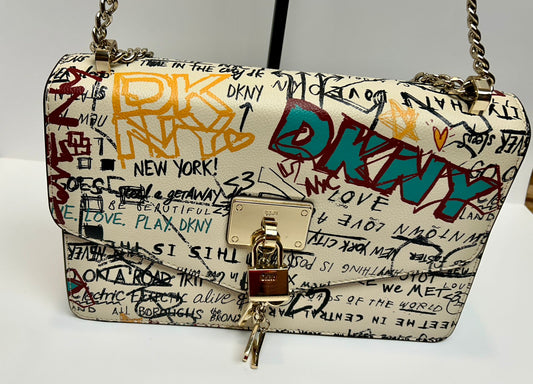 Bolso de hombro con correa de cadena y logotipo de grafiti de cuero Elissa de DKNY