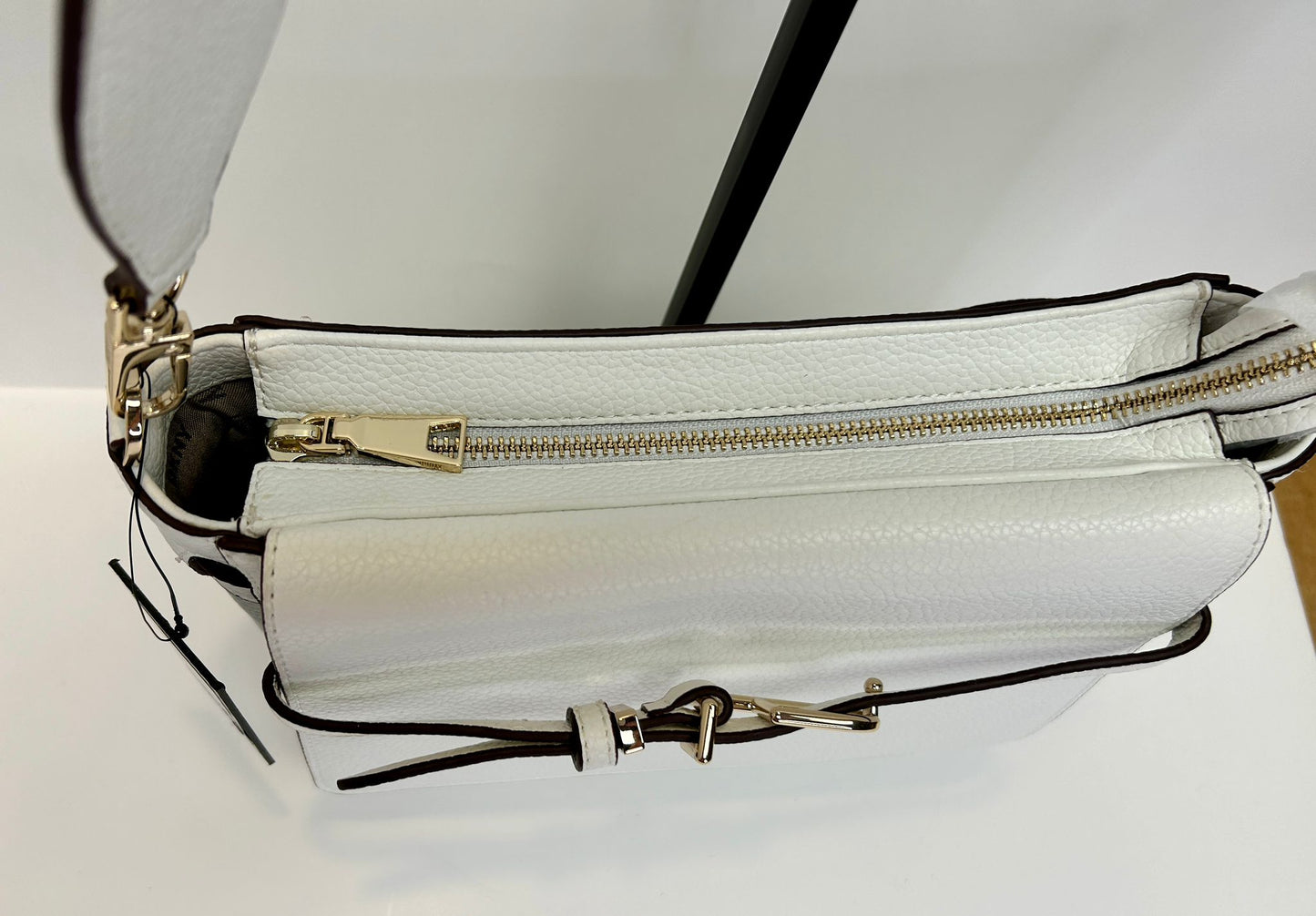 Bolso bandolera DKNY Penelope con solapa pequeña 